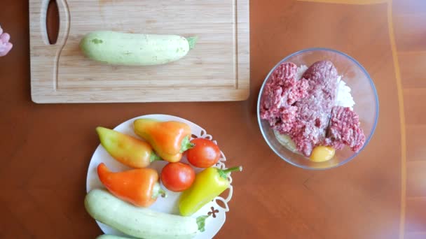 Womens händer förbereda zucchini fyllda med köttfärs och bulgariska paprika. 4k, ovanifrån. — Stockvideo