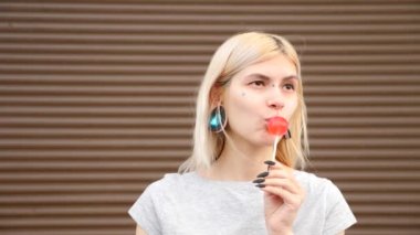 bodymification. bir kız bir split dil ile lolipop yalıyor. 4k, ağır çekim silah, kopyalama alanı