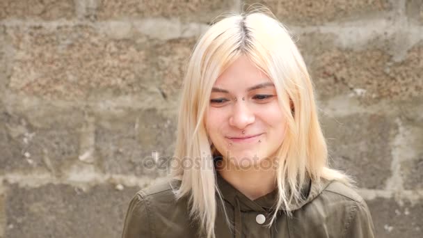 Körpermodifikation, Porträt eines Mädchens mit Gesichtspiercings und Tunneln in den Ohren. 4k, Zeitlupe, Kopierraum — Stockvideo