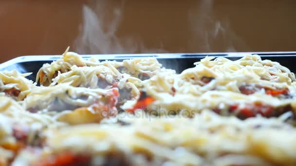 Gőzölgő, forró, frissen sült, töltött cukkini egy tepsi. közeli kép: egy tányér forró gőz. 4k, lassú mozgás — Stock videók