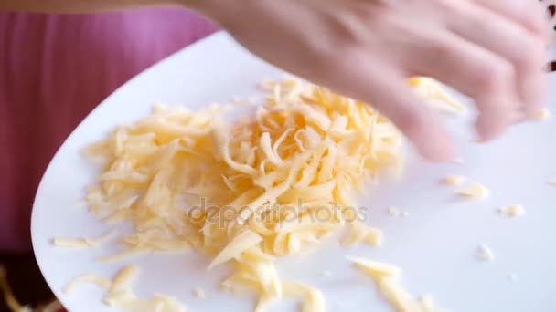 女性手撒上磨碎的奶酪馅西葫芦。蒸，热的新鲜的烤，烘板上塞西葫芦。蒸汽从一个热的盘子里的特写镜头。4 k 慢动作 — 图库视频影像