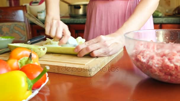Женские руки готовят цуккини с фаршированным мясом и болгарским перцем. 4k, slow-motion — стоковое видео
