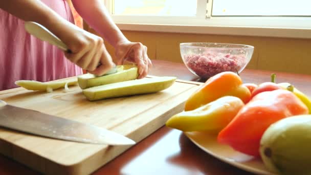 Manos de las mujeres preparando calabacín relleno de carne picada y pimientos búlgaros. 4k, cámara lenta — Vídeo de stock