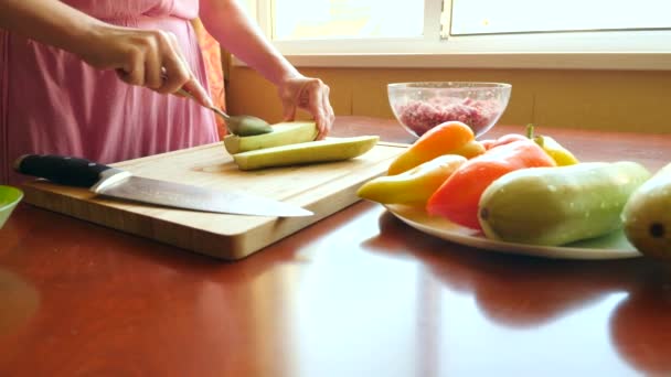 Mains de femmes préparant des courgettes farcies de viande hachée et de poivrons bulgares. 4k, au ralenti — Video