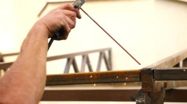 Yüksek ağır çekimde inşaat sahasında gündüzleri Kaynak Sanayi işçisi. Çelik bir Kaynakçı Kaynak gibi kıvılcımlar. 4k