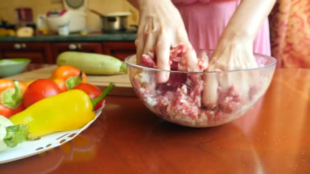 Mãos de mulheres preparando abobrinha recheada com carne picada e pimentas búlgaras. 4k, vista superior . — Vídeo de Stock