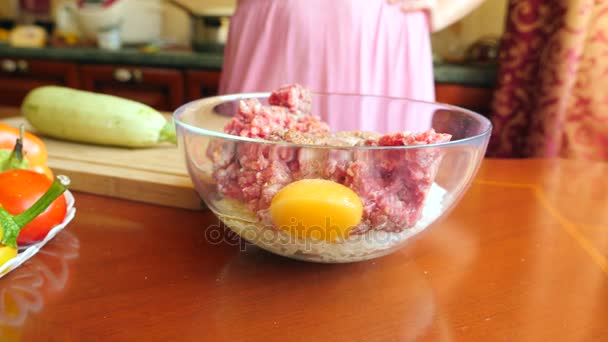 Manos de las mujeres preparando calabacín relleno de carne picada y pimientos búlgaros. 4k, vista superior . — Vídeo de stock