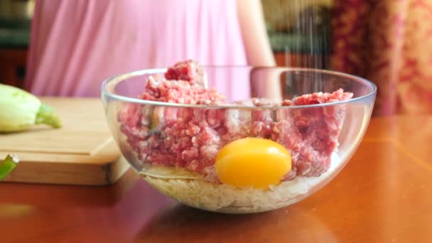 고기, 계란, 유리 컵, 클로즈업, 4 k 슬로우 모션에 테이블에 쌀과 고기를 혼합 하는 여성 손 — 비디오