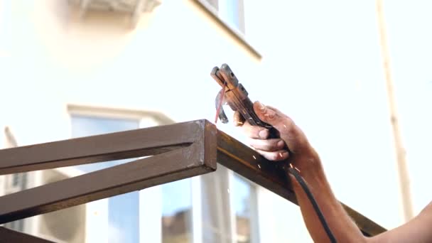 Trabajador industrial de soldadura de alta en el sitio de construcción en cámara lenta durante el día. Las chispas vuelan como un soldador suelda el acero. 4k — Vídeos de Stock