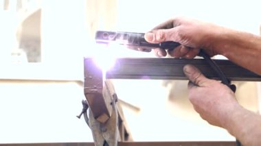 Yüksek ağır çekimde inşaat sahasında gündüzleri Kaynak Sanayi işçisi. Çelik bir Kaynakçı Kaynak gibi kıvılcımlar. 4k