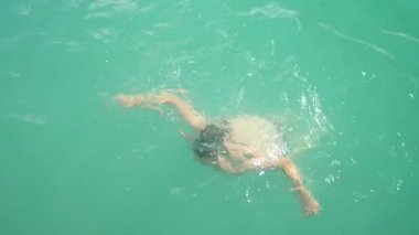 adam denizde iskele kapalı dalış. 4k, ağır çekim