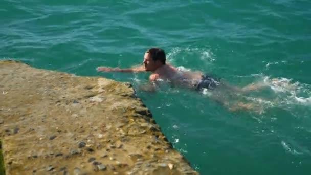 Człowiek jest pływanie w morzu. Widok z góry. 4k, zwolnionym tempie — Wideo stockowe