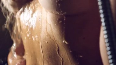 kadın süper ağır çekim bir duş alıyor. genç kız altında duş oynayan ve suyun keyfini çıkarın .