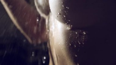 kadın süper ağır çekim bir duş alıyor. genç kız altında duş oynayan ve suyun keyfini çıkarın .