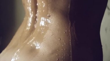 kadın süper ağır çekim bir duş alıyor. genç kız altında duş oynayan ve suyun keyfini çıkarın .