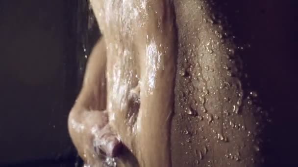 超スローモーションでシャワーを浴びて女性。若い女の子の下で再生をシャワーし、水を楽しむ . — ストック動画