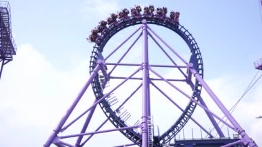 roller coaster, insanlar bir roller coaster 4 k döngüler üzerinde sürme ile bir arabası. Ağır çekim