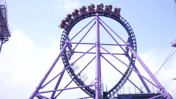 Roller coaster, een trolley met mensen rijden op de lijnen van een achtbaan 4k. Slow motion — Stockvideo