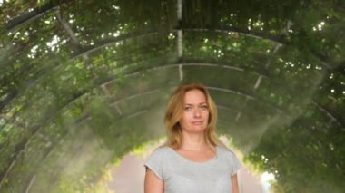 Ferahlatıcı duş bir tropik Bahçe Sulama tarafından genç kadının. Ağır çekim. 4k, kopya alanı