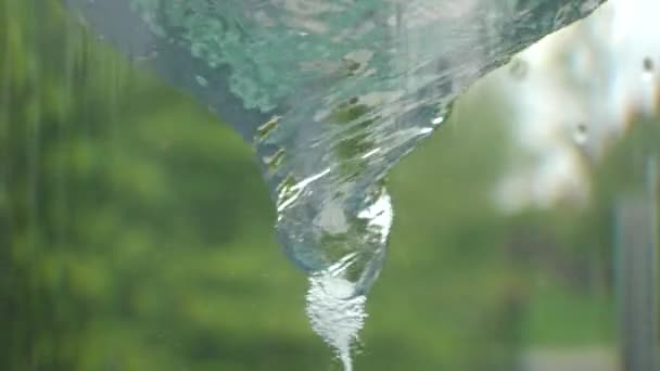 Whirlpool in een maatkolf van glas. door het glas. een ervaring. 4k, slow-motion — Stockvideo