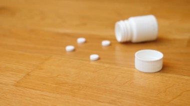 Yakın çekim. bir şişe hap dağınık. 4k, ağır çekim