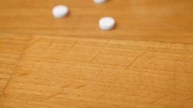 Yakın çekim. bir şişe hap dağınık. 4k, ağır çekim