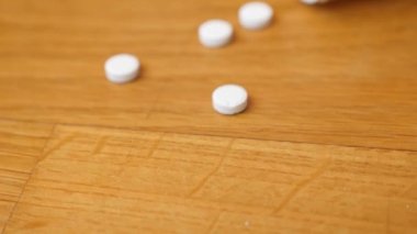 Yakın çekim. bir şişe hap dağınık. 4k, ağır çekim