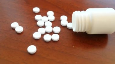 Yakın çekim. bir şişe hap dağınık. 4k, ağır çekim