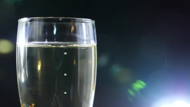 Nahaufnahme, schäumender Champagner in einem Glas auf schwarzem Hintergrund. Zeitlupe — Stockvideo