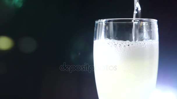 Primo piano, champagne schiumoso in un bicchiere su sfondo nero. rallentatore — Video Stock