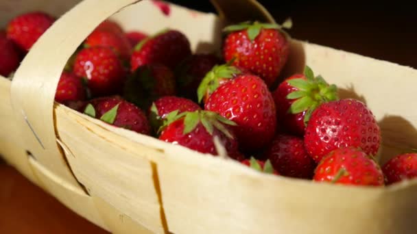 Cesto di vimini con fragola sul tavolo, primo piano 4k, movimento dolly — Video Stock