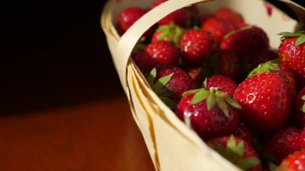 Panier en osier avec fraise sur la table, close-up 4k, mouvement de poupée — Video