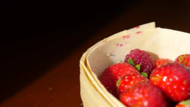 Panier en osier avec fraise sur la table, close-up 4k, mouvement de poupée — Video