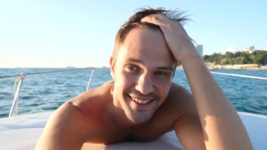 Yakışıklı bir adam selfie bir yat gemide yapıyor. 4k, yakın çekim, uzay kopyalayın. Ağır çekim