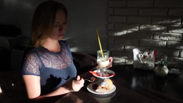 Femme affamée et drôle mangeant un dessert savoureux au café. 4k, au ralenti — Video