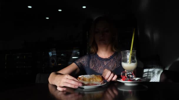 Fome, mulher engraçada comendo sobremesa saborosa no café. 4k, câmera lenta — Vídeo de Stock