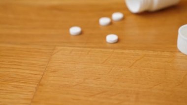 Yakın çekim. bir şişe hap dağınık. 4k, ağır çekim