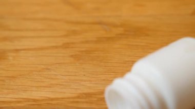 Yakın çekim. bir şişe hap dağınık. 4k, ağır çekim