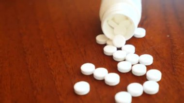 Yakın çekim. bir şişe hap dağınık. 4k, ağır çekim