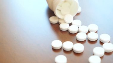 Yakın çekim. bir şişe hap dağınık. 4k, ağır çekim