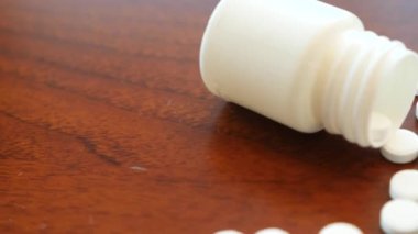 Yakın çekim. bir şişe hap dağınık. 4k, ağır çekim