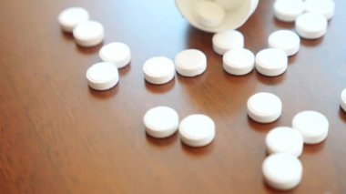 Yakın çekim. bir şişe hap dağınık. 4k, ağır çekim