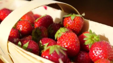 Çilek tablo, yakın çekim 4k, dolly hareketi ile hasır sepet