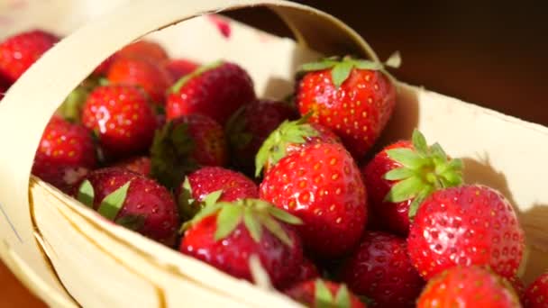 Weidenkorb mit Erdbeere auf dem Tisch, Nahaufnahme 4k, Dolly-Bewegung — Stockvideo