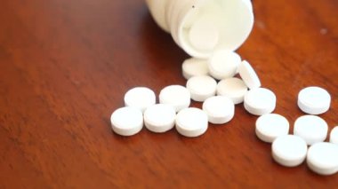 Yakın çekim. bir şişe hap dağınık. 4k, ağır çekim