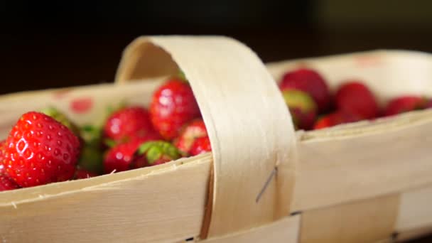 테이블, 클로즈업 4 k, 돌리 운동에 딸기와 고리 버들 세공 바구니 — 비디오