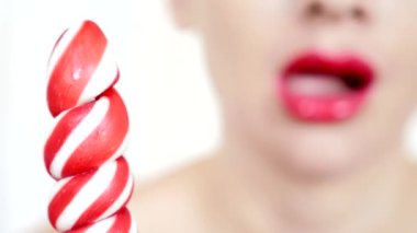 seksi kız bir lolipop yemek. oral seks simülasyonu. şeker yalama dil. 4 k, yavaş hareket, yakın çekim. kopya alanı