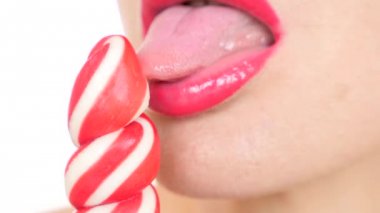 seksi kız bir lolipop yemek. oral seks simülasyonu. şeker yalama dil. 4 k, yavaş hareket, yakın çekim. kopya alanı