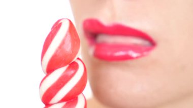 seksi kız bir lolipop yemek. oral seks simülasyonu. şeker yalama dil. 4 k, yavaş hareket, yakın çekim. kopya alanı