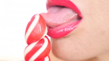 seksi kız bir lolipop yemek. oral seks simülasyonu. şeker yalama dil. 4 k, yavaş hareket, yakın çekim. kopya alanı